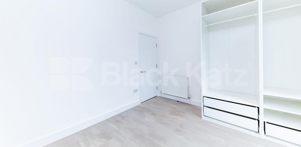 			NEWLY REFURBISHED & ROOF TERRACE! , 1 Bedroom, 1 bath, 1 reception Flat			 York Way, CAMDEN